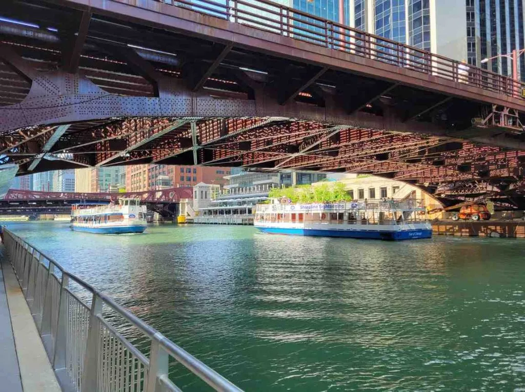 Chicago bridge with tourism cruise boats